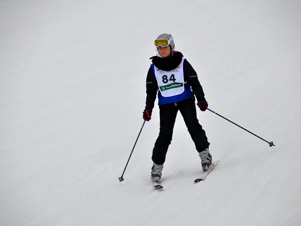 Skifahrerin mit Startnummer 84 auf der Rennstrecke.